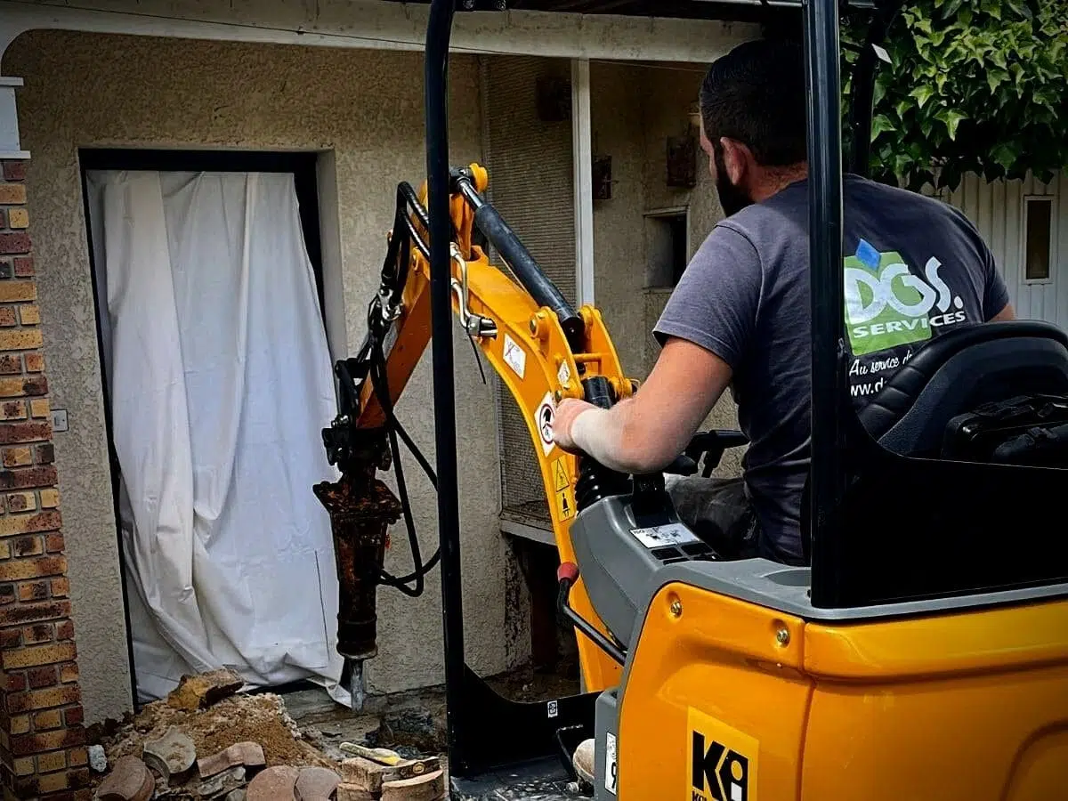 Technicien DGS Services aux commandes d'une mini-pelle